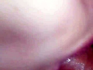 عرضت على الجارة ملايين لملء كسها باللبن