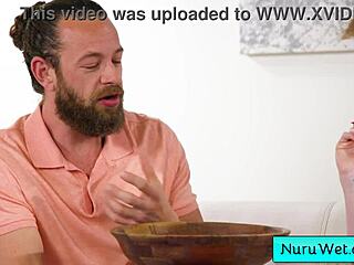 Blondýnka masérka dává intenzivní mokrou nuru masáž, tře svá velká přirozená prsa o klientův zadek