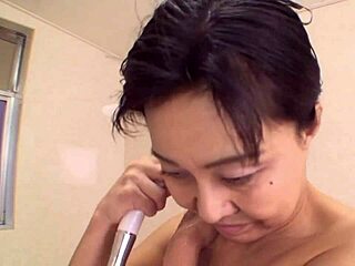 Горната японска мащеха получава жестоко ебане на путката