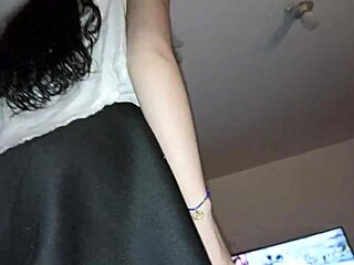 Smuk latina brud i nederdel beder om hård knepning ved bryllupsreception