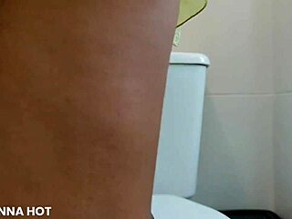 Casada Brasileira Monta No Seu Vibrador Com Buceta Pingando Creme Molhado Close-Up