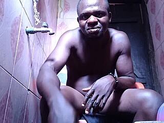 Dráždivé vkládání vedoucí k análnímu creampie v ložnici