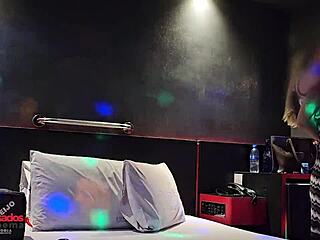 Blond milfka Claudia Valentine dostane anál creampie od hunka Roba Piper 😱