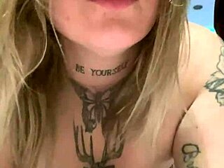 me da fuerte por la conchita hasta mojarme toda y acaba en mi cola