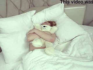 Neues junges 18+ Mädchen nimmt Monsterschwanz zum ersten Mal in den Arsch?