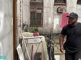 Andato nella baracca del vicino per una scopata intima