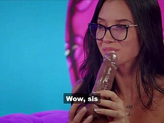 Morena gostosa fodendo a novinha tatuada