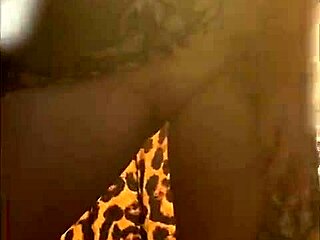 Frumusețea africană se masturbează public pe plajă fără chiloți