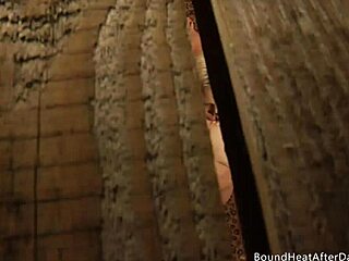 Lezbična sužnja gleda gospodarico lizati pičko v dominaciji