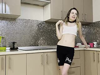 Сводные сестры получают грубый анал на кухне от друга.