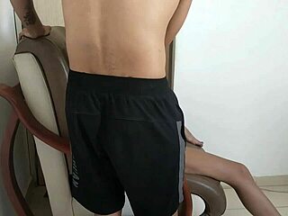 Намирам заварената си сестра да мастурбира на порно и я ебвам част 1