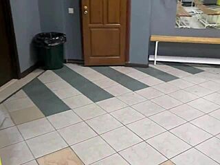 צפה בבחורה משתינה בשירותים ציבוריים מקרוב