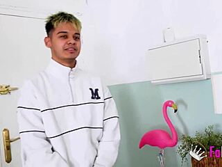 MILF mature courbée aux gros nichons naturels déflore un p'tit de 18 ans en levrette rapide