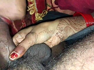 Chalbaaz Biwi Discovers Big Pussy Riding and Fisting with Friend!