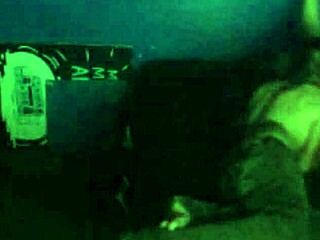 no puedo más y me corro en su cara colombiana al aire libre.