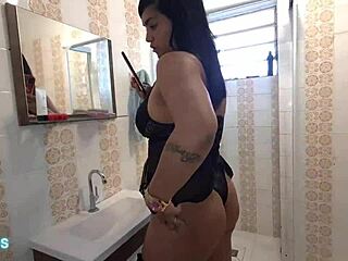 Mon voisin à la grosse bite vient me pilonner la chatte poilue