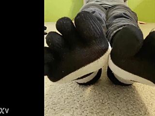 Wanna worship sexy teen 18+ feet and butts?