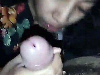 Desperacko chcesz ssać mojego kutasa, słodka drobna nastolatka 18+?