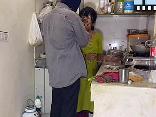 mi marido me sorprende mientras cocino y me folla en la cocina