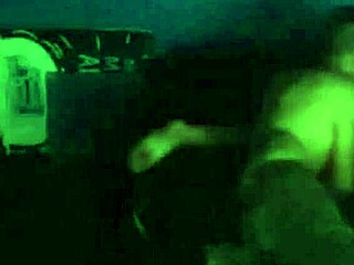 no puedo más y me corro en su cara colombiana al aire libre.