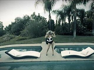 Chladí se Jillian Jansen v bazénu s Sethovým ptákem v kundi po opalování?