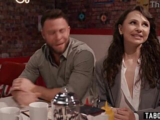 Hey slank horny Liz Jordan hardcore knup i offentlig diner hun stripper og tager det hårdt udendørs med små patter der hopper