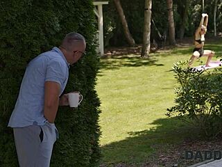 Daddy4k Skinny meisje toont stiefpapa echte deepthroat!