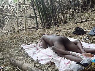 Любовь в Амазонии Бразилии с атлетами-любителями из Бразилии и Колумбии в лесу с фингерингом