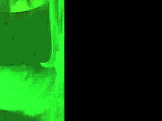 Jeg elsker at vise mine kurver mens jeg spankulerer udendørs