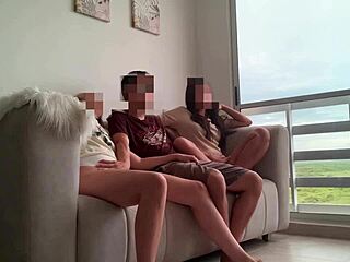 Mejor amiga y hermanastra me invitan a peli pero comparten polla en trío MFF caliente