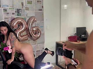 Aku kewalahan ultahku gara-gara fotografer ngentot aku penuh gairah