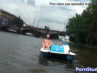 Öffentliche Nackt-Fetisch Euro-Babe reitet Wasserbike
