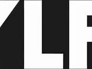 Зряла учителка по музика споделя вкусна урок с мен