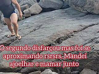 Metí la polla en dos a la vez en la orilla de la playa