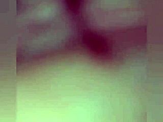 V tem amaterskem klipu VIRA O CUZINHO NÃO VAI DOER, obljublja meter devagar kot prava kučka