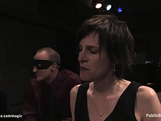 Bunden slave tåler brutal dyb hals gagging mens røven bliver knullet offentligt i udendørs group dom