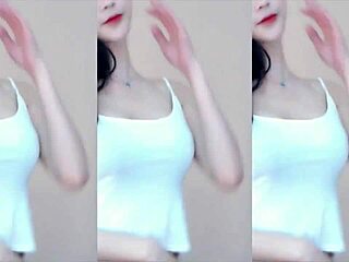 Chinese girl dances with cute moves in super fast style routine