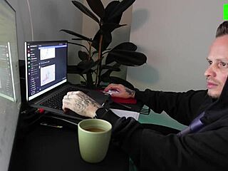 Seksipilna pastorka me ometala u učenju tradinga velikim dupetom i uskom pičkom