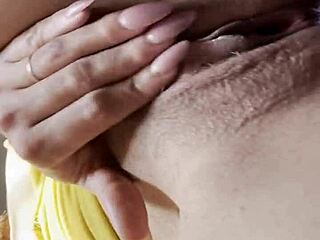 Provocando o namorado com punheta solo quente de dildo como latina mexicana linda