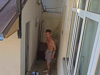 Hej, ujel sem tipa z velikim tičem med onaniranjem name, zato sem mu dala deepthroat in anal part 1