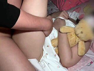 มาส่งน้ojสาวของเพื่อนเข้านอน with Big Ass Creampie in Bedroom Doggystyle and Missionary Pounding
