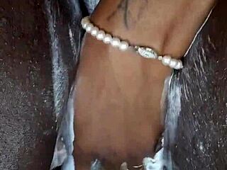 Чёрная милфа полностью бреет пизду на XVRed с YukiSenpaiKuroChan