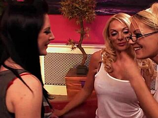 Loira de óculos lésbica leva lambida na buceta enquanto chupa outra em trio quente com morena