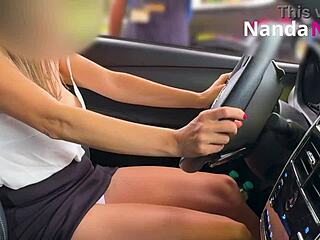 esposa safada exibindo peitos e pagando calcinha para frentista em posto de gasolina com ousadia