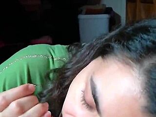 Rychlý nenápadný oral vede k ližení spermy z rukou v romantickým POV páru