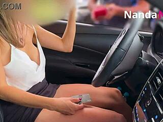 esposa safada exibindo peitos e pagando calcinha para frentista em posto de gasolina com ousadia