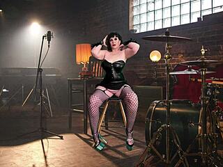 oh, feeling so excited with granny carmen's double dildo play in this hardcore mature session, kissing and orgasming intensely