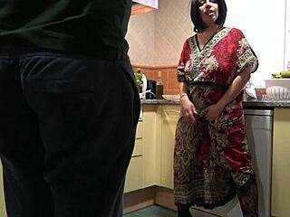 היי בן חורג בוא תלקק לי את הכוס במטבח עכשיו שאבא לא פה