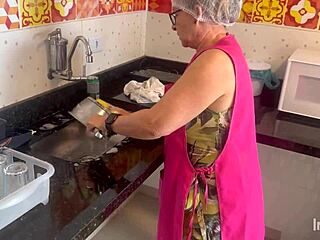 Empregada Safada Velha Deu Em Cima De Mim Na Cara De Pau Eu Comi Mesmo Completo No Sheer