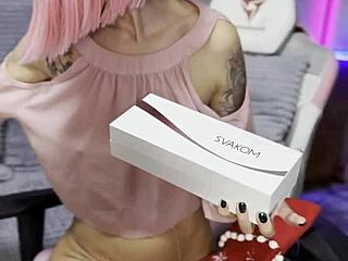 I tried santa's new gift on my pussy in the dorm and hit a hot orgasm.